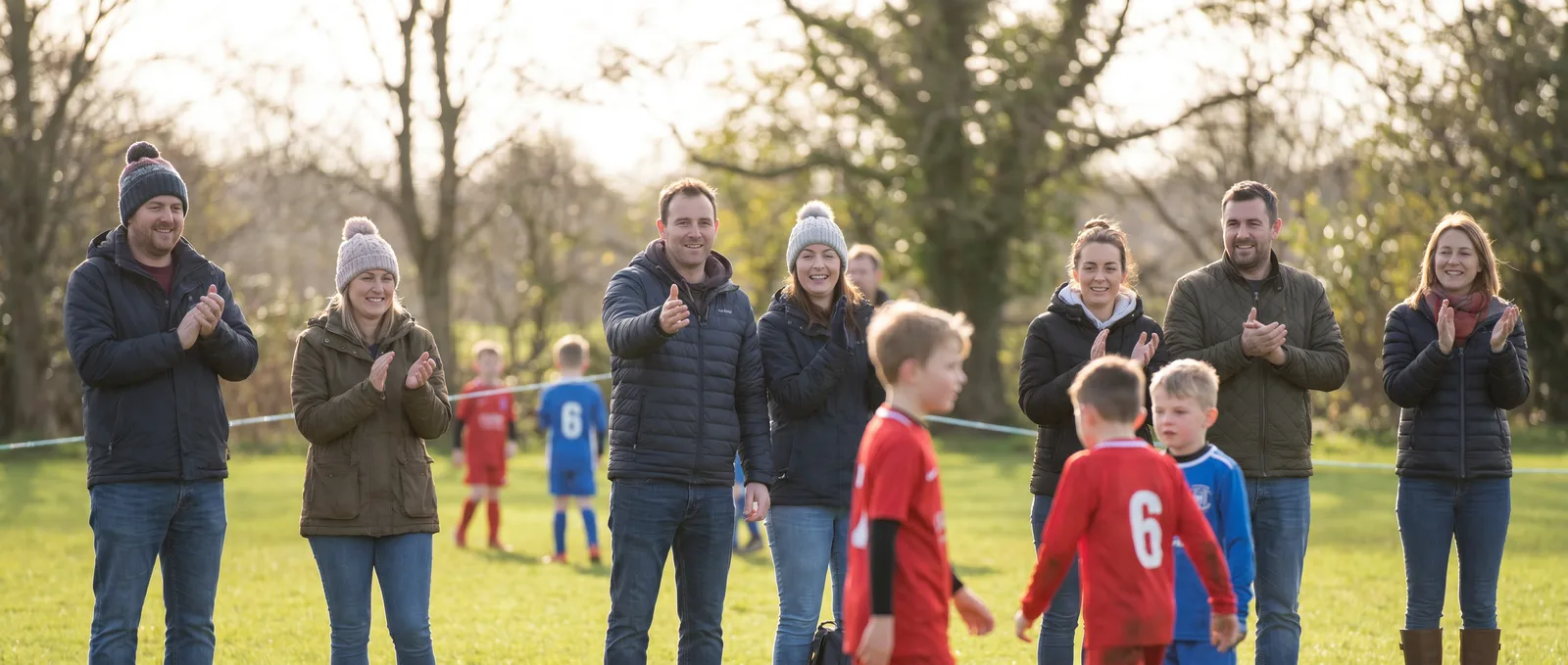 Eltern feuern positiv vom Spielfeldrand an